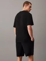 Remera negra de algodón y elastano, con cuello redondo, manga corta y bolsillo en el pecho.