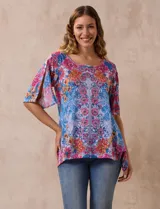 Blusa de modal estampado con flores en tonos azules, rosas y amarillos, marca Ruby Rd. Tiene cuello redondo, manga corta con abertura y apliques de brillos en el frente.