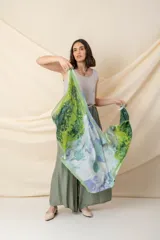 Pañuelo rectangular de seda con estampado abstracto en degrade de colores blanco, gris y naranja, con borde naranja.