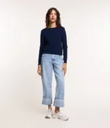 Blusa azul marino de malla texturizada con cuello redondo y mangas largas ajustadas con rib en los puños y barra.