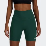 Shorts deportivos New Balance de tiro alto, color verde oscuro, corte ajustado y confeccionados con tejido elástico y suave que absorbe la humedad. Presentan el logo NB en la pierna izquierda.