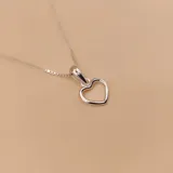 Gargantilla de plata 925 con dije de corazón calado.