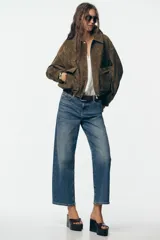 Pantalón de jean azul de corte recto y holgado, con tiro medio y cinco bolsillos.