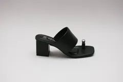 Sandalias negras con taco cuadrado y tira ancha sobre el empeine. Presentan una tira fina que separa el dedo gordo del resto y un aplique metálico plateado.
