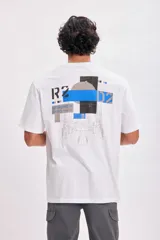 Remera blanca de algodón con estampado del logo de Star Wars y un diseño de droide astromecánico en azul y amarillo.