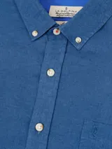 Camisa de hombre marca La Dolfina, de lino y algodón color azul, con cuello abotonado, manga corta y bolsillo en el pecho.