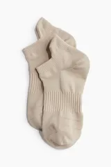 Pack de tres pares de medias deportivas cortas, confeccionadas en tejido funcional DryMove™ que absorbe la humedad. Incluye un par color beige, un par color crema y un par color negro.
