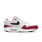 Championes Nike Air Max 1 de hombre, color blanco, gris y rojo, con logo negro en el lateral.