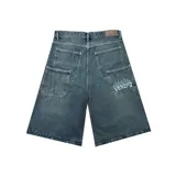 Bermuda de jean azul oscuro con efecto lavado, corte amplio, bolsillos traseros y laterales, y estampado con llamas y la palabra "VENEFQ" en el bolsillo trasero derecho.