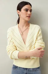 Sweater negro de tejido de punto calado, con escote en V cruzado y mangas largas.
