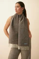 Bufanda unisex con flecos, confeccionada en lana fina sin teñir, con diseño pata de gallo en tonos beige y marrón.