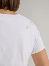 Remera gris de manga corta con cuello redondo y líneas verticales en blanco y negro. Corte recto y holgado. Confeccionada en algodón y spandex.