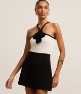 Short pollera negro confeccionado en crepé con traspase envolvente.