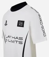 Remera blanca de algodón con cuello redondo y manga corta. Estampado frontal con logo de Playstation y la frase "Play Has No Limits".