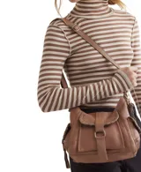 Bolso mini de cuero desgastado color beige claro, con cierre magnético plegable, monedero forrado y bolsillos interiores. Incluye correa de hombro extrapole.