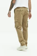 Pantalón cargo color beige, sin puños, con cuatro bolsillos con botón y pasa cintos.