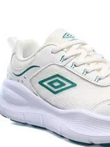 Championes Umbro Dash para mujer, color negro con suela blanca.