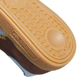 Championes Adidas Originals Handball Spezial de gamuza color marrón con detalles en celeste y suela de goma color caramelo.