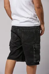Bermuda de jean negro con corte holgado y múltiples bolsillos tipo cargo.