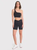 Calza biker negra de tiro alto, con pretina en V y bandas de silicona en el interior para mayor sujeción.