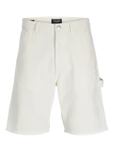 Short de jean color crudo, corte amplio, con bolsillos delanteros y traseros, presillas para cinturón y un bolsillo lateral para herramientas.