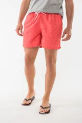 Short de baño azul con estampado de hojas de palmera en tonos azules, blancos y rosados.