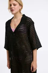 Vestido tejido calado negro con cuello camisero y manga corta.