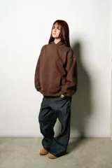 Canguro marrón con capucha, corte oversize y logo bordado en el pecho.