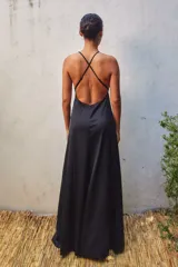 Vestido largo negro de satén con breteles finos, escote en V y tajo lateral alto.