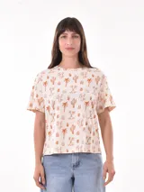 Remera color crudo con estampado de cactus, palmeras y arcoiris en color naranja.