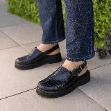 Sueco de cuero vacuno color negro con detalle de textura tipo cocodrilo.