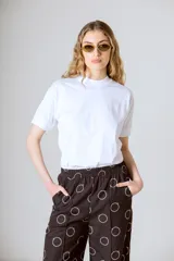 Remera blanca de algodón orgánico, manga corta y cuello redondo.