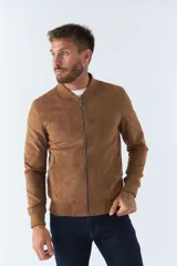 Campera marrón de gamuza para hombre, con cuello mao, cierre frontal con cremallera, bolsillos laterales y puños ajustados.