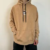 Canguro negro con efecto gastado, corte oversize, capucha con cordones ajustables y bolsillo tipo canguro. Estampa en el pecho con un personaje de caricatura y texto.