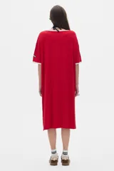 Vestido midi negro de rib, con cuello redondo amplio y manga corta caída.