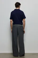 Remera polo azul marino de piqué de algodón, corte regular, manga corta, cuello clásico y tapeta de botones.