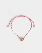 Pulsera de hilo trenzado color rosa y rojo con dije de corazón dorado.