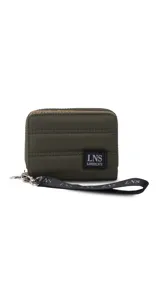 Billetera corta con cierre alrededor y tapa, confeccionada en tela capitoneada. Incluye varias reparticiones con tarjeteros y bolsillos internos, y una correa de mano desmontable. Disponible en negro, rojo y dorado.