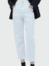 Pantalón blanco de tiro alto y corte recto.