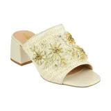 Sandalia tipo zueco de Korium, color negro con bordados y apliques de strass. Tiene taco bajo y base símil yute.