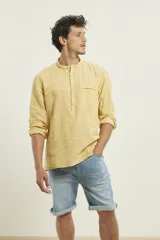 Camisa amarilla de lino con cuello mao y manga larga.