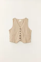 Chaleco corto color beige con escote en V y cierre frontal con botones.