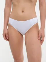 Bombacha de bikini blanca con detalle de puntilla en los laterales.