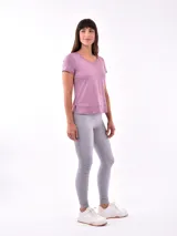 Remera de manga corta color lila con cuello en V.