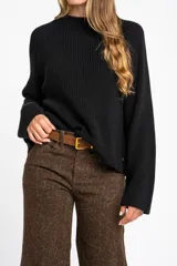 Sweater de tejido de punto acanalado, color azul vibrante, con cuello redondo y mangas largas.