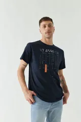 Remera blanca de algodón con estampado tipográfico en tonos grises y verde neón.
