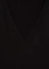 Remera negra de manga corta con cuello en V.