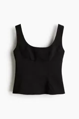 Musculosa negra con breteles anchos, escote cuadrado, cierre lateral oculto, pinzas en el busto y cintura entallada con costuras visibles.