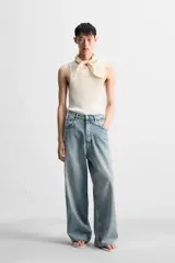 Pantalón de jean gris oscuro, de corte holgado y amplio en toda la pierna. Tiro medio y tejido rígido.