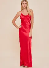 Vestido largo rojo de satén con breteles finos y escote drapeado.